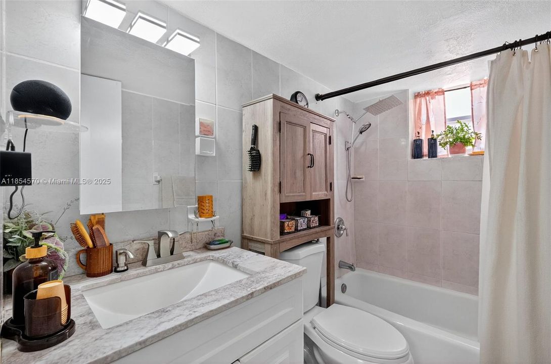 待售: $299,000 (2 贝兹, 1 浴室, 752 平方英尺)