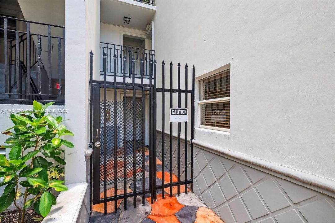 待售: $299,000 (2 贝兹, 1 浴室, 752 平方英尺)