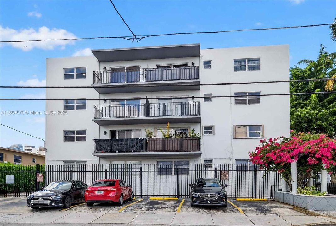 待售: $299,000 (2 贝兹, 1 浴室, 752 平方英尺)