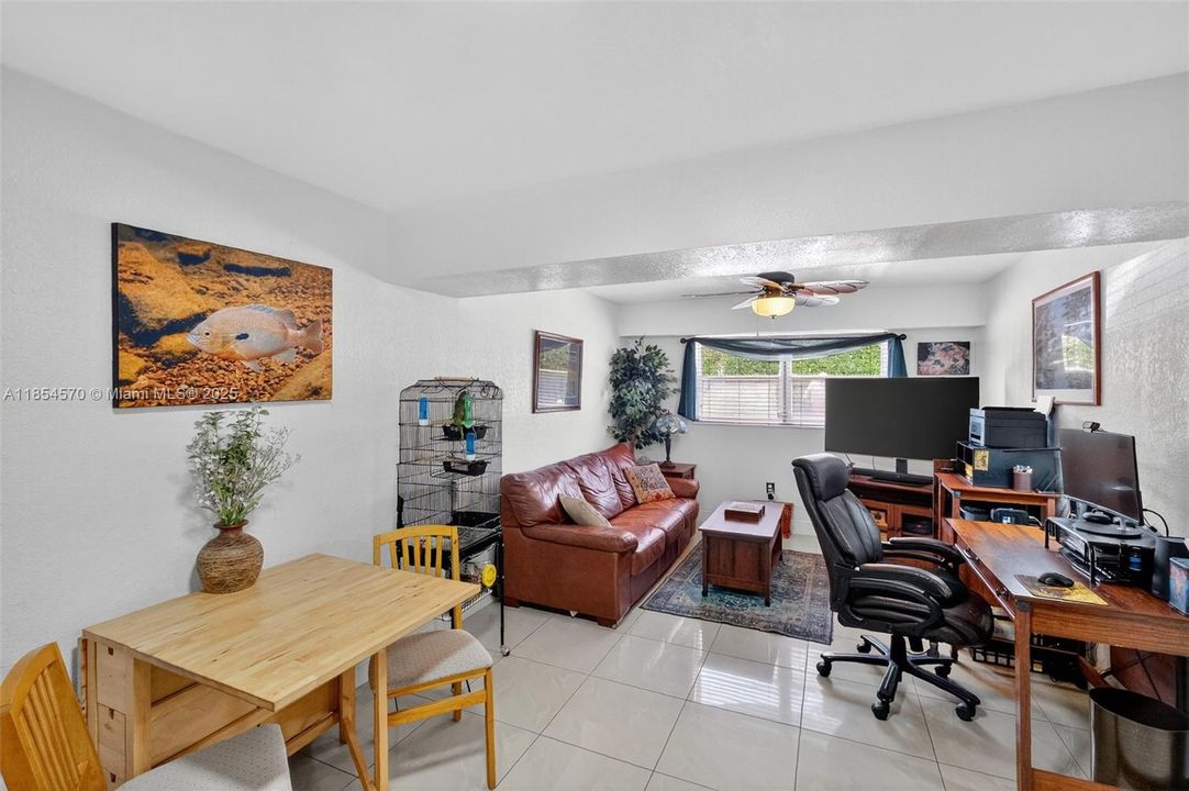 待售: $299,000 (2 贝兹, 1 浴室, 752 平方英尺)