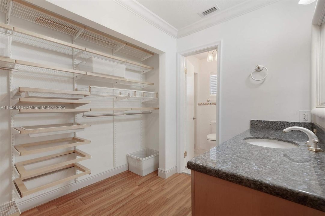 Recently Sold: $2,500,000 (5 beds, 3 baths, 2670 Square Feet)