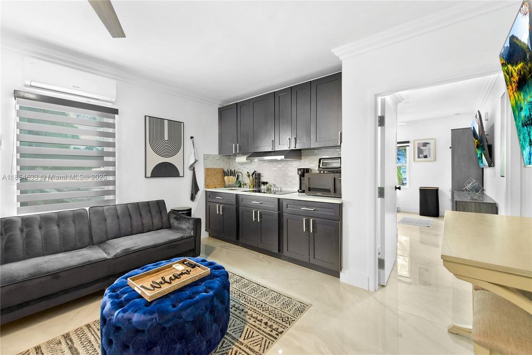 出租: $2,250 (1 贝兹, 1 浴室, 8774 平方英尺)