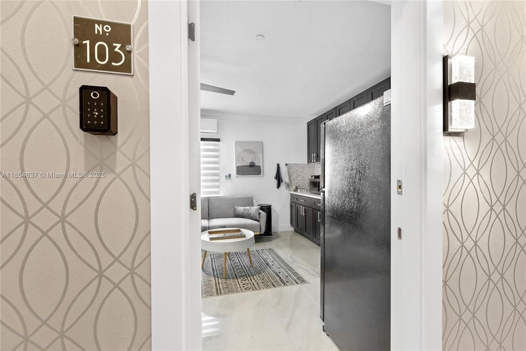 出租: $2,250 (1 贝兹, 1 浴室, 8774 平方英尺)