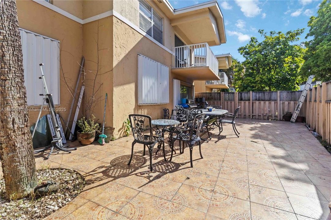 合同活跃: $277,000 (2 贝兹, 2 浴室, 1060 平方英尺)