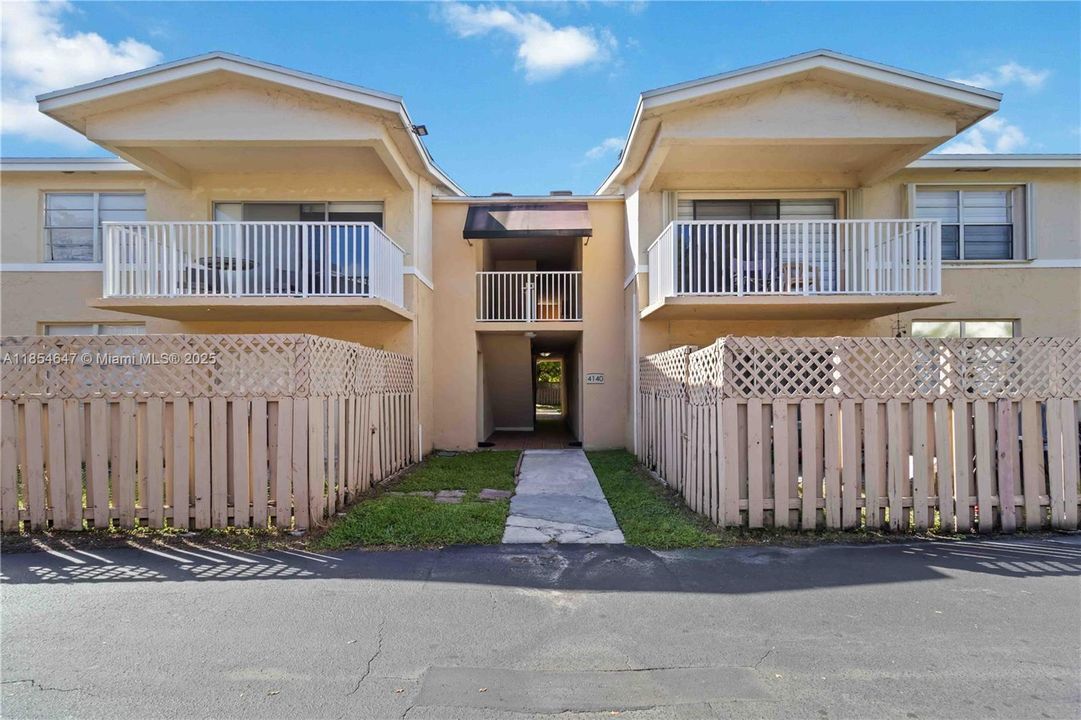 合同活跃: $277,000 (2 贝兹, 2 浴室, 1060 平方英尺)