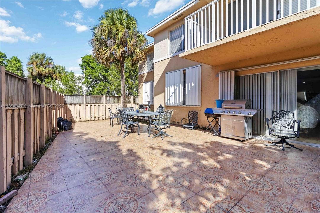 合同活跃: $277,000 (2 贝兹, 2 浴室, 1060 平方英尺)