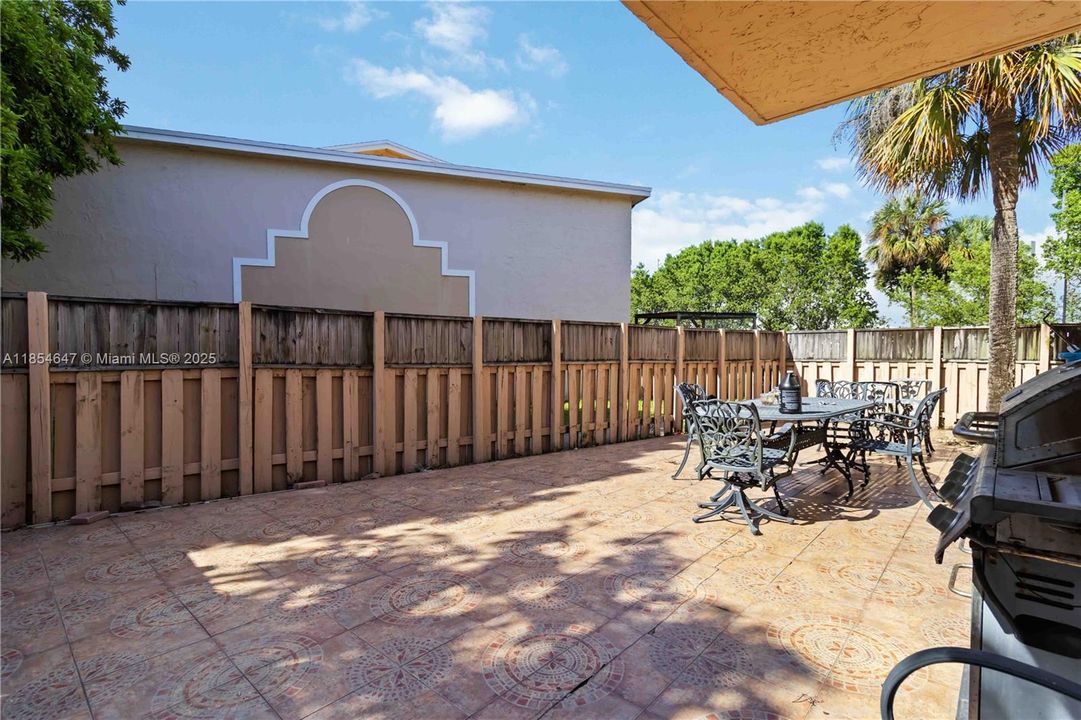 合同活跃: $277,000 (2 贝兹, 2 浴室, 1060 平方英尺)