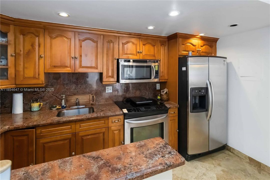 合同活跃: $277,000 (2 贝兹, 2 浴室, 1060 平方英尺)