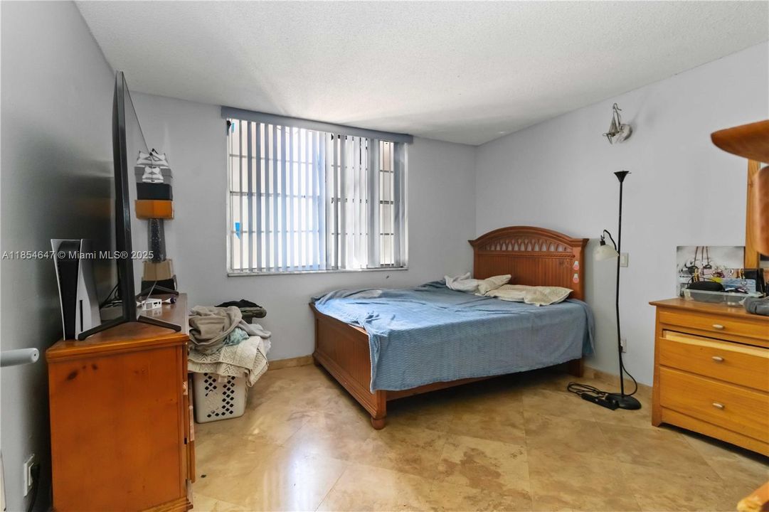 合同活跃: $277,000 (2 贝兹, 2 浴室, 1060 平方英尺)