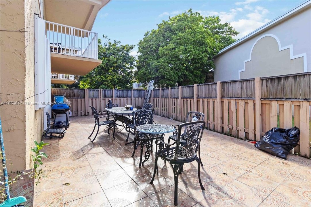 合同活跃: $277,000 (2 贝兹, 2 浴室, 1060 平方英尺)