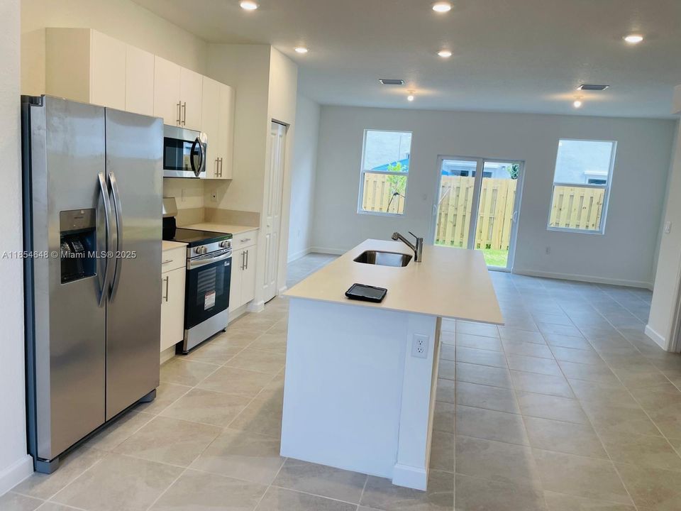 For Rent: $2,300 (3 beds, 2 baths, 0 Square Feet)