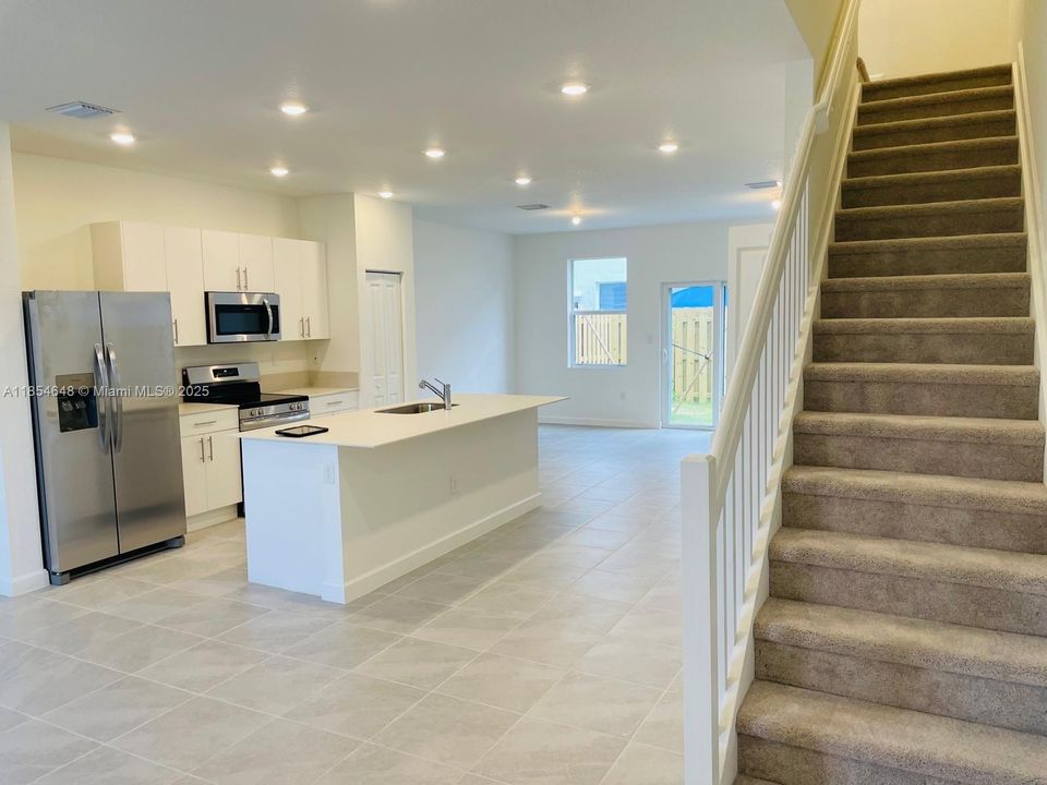 For Rent: $2,300 (3 beds, 2 baths, 0 Square Feet)