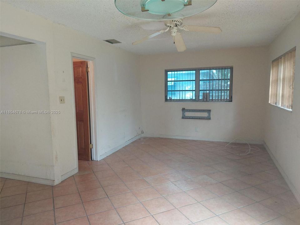 Vendido Recientemente: $389,000 (2 camas, 2 baños, 1291 Pies cuadrados)