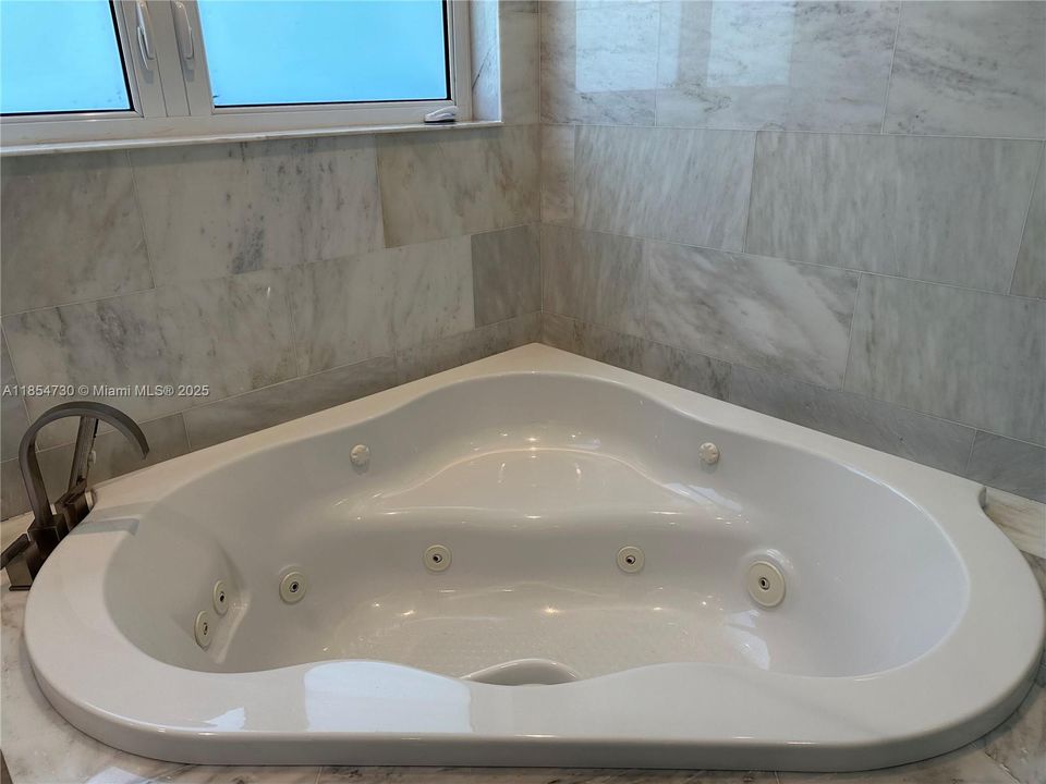 На продажу: $5,195,000 (6 спален, 4 ванн, 5849 Квадратных фут)