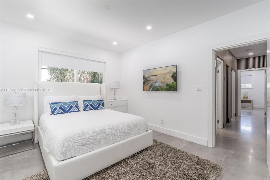 For Rent: $36,000 (6 beds, 5 baths, 3490 Square Feet)