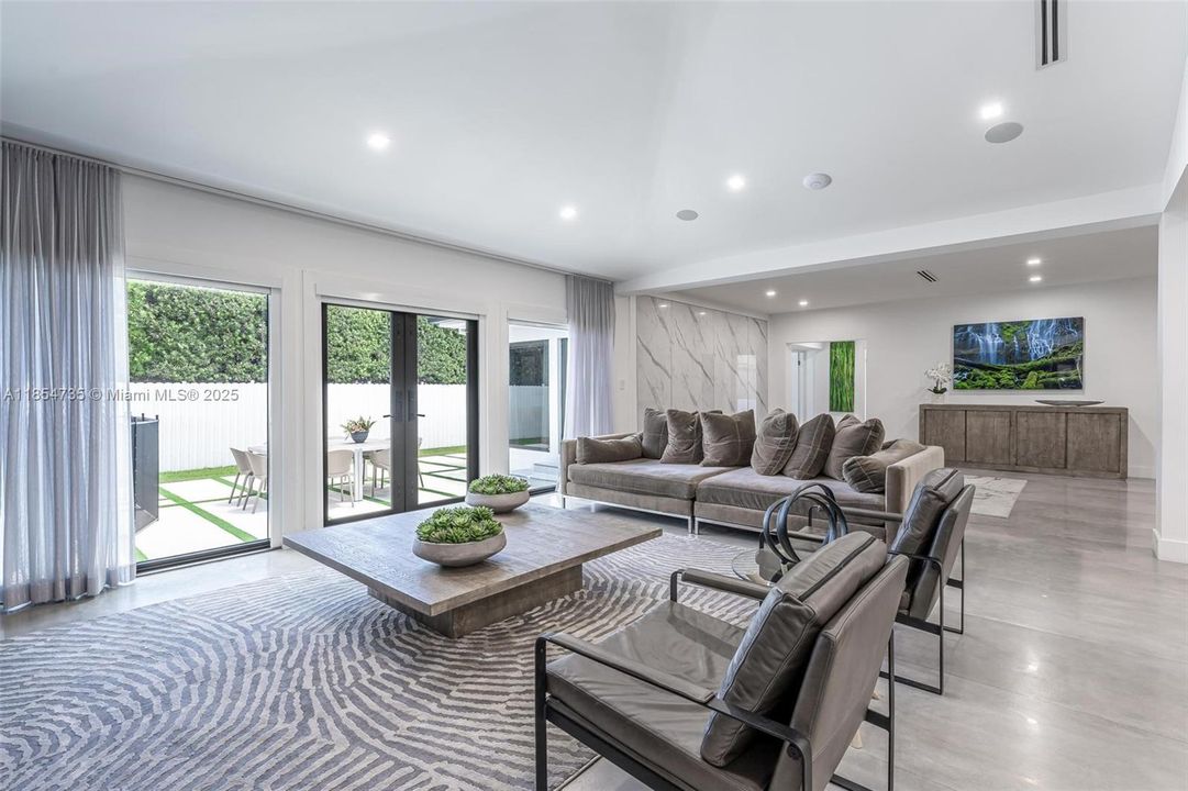 For Rent: $36,000 (6 beds, 5 baths, 3490 Square Feet)