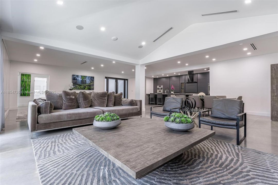 For Rent: $36,000 (6 beds, 5 baths, 3490 Square Feet)