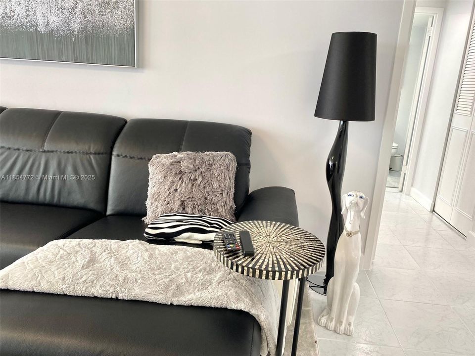 For Sale: $439,000 (1 beds, 1 baths, 943 Square Feet)