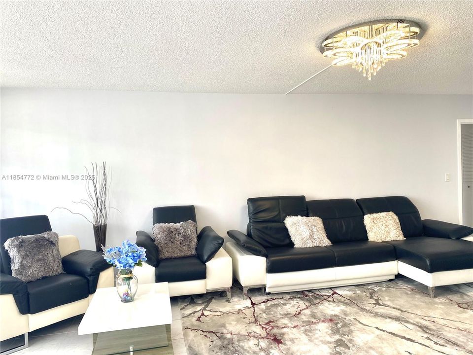 For Sale: $439,000 (1 beds, 1 baths, 943 Square Feet)