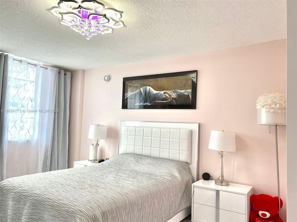 For Sale: $439,000 (1 beds, 1 baths, 943 Square Feet)