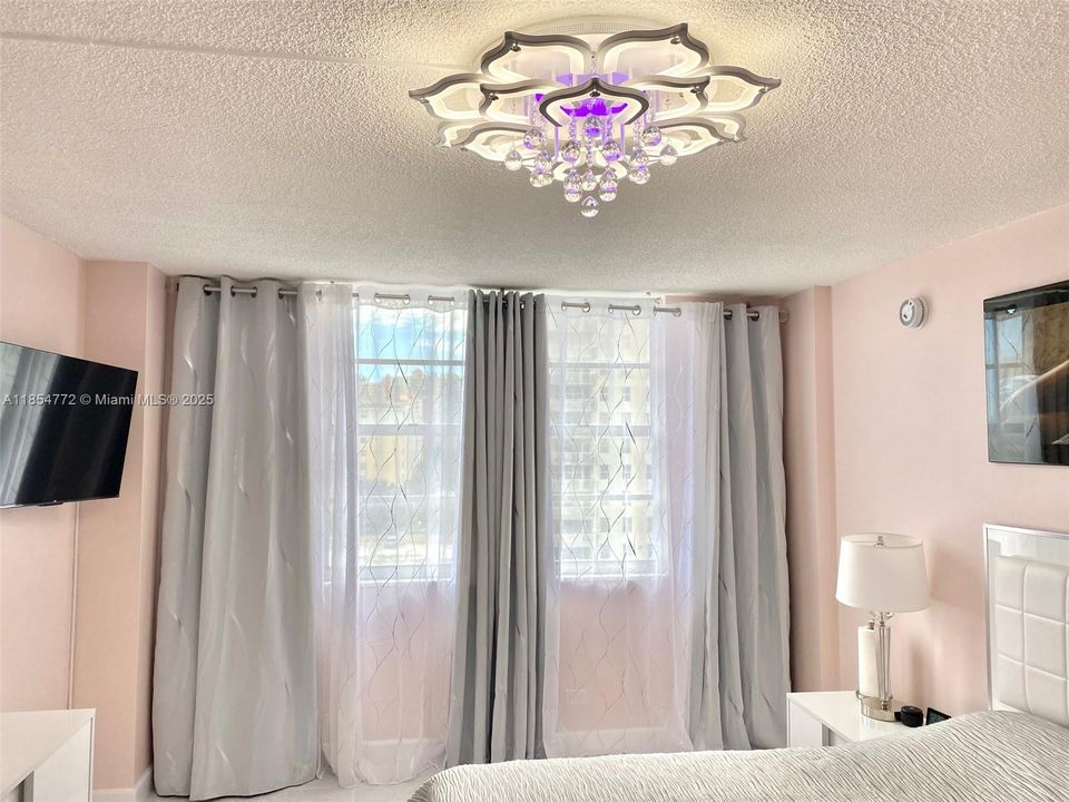 For Sale: $439,000 (1 beds, 1 baths, 943 Square Feet)