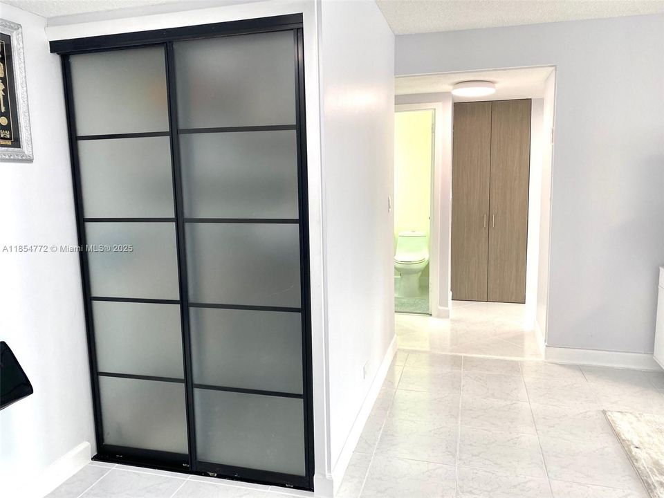 For Sale: $439,000 (1 beds, 1 baths, 943 Square Feet)