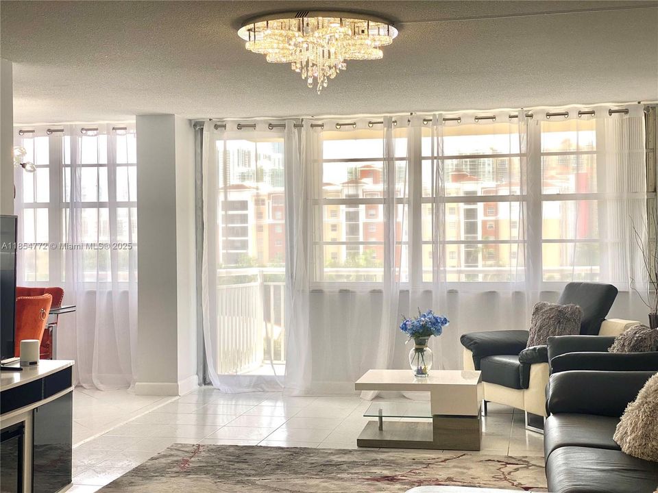 For Sale: $439,000 (1 beds, 1 baths, 943 Square Feet)