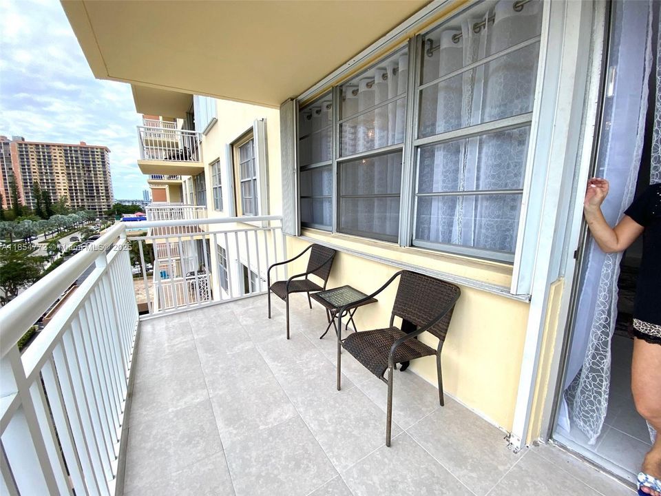 For Sale: $439,000 (1 beds, 1 baths, 943 Square Feet)