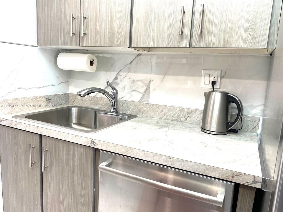 For Sale: $439,000 (1 beds, 1 baths, 943 Square Feet)