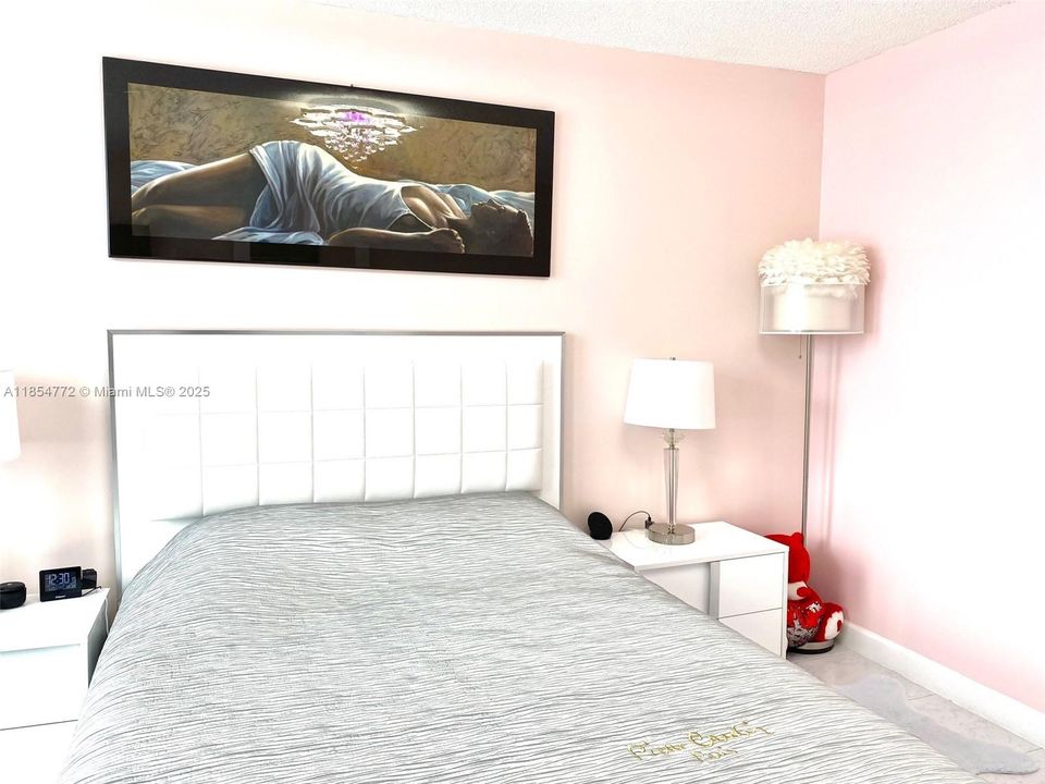 For Sale: $439,000 (1 beds, 1 baths, 943 Square Feet)