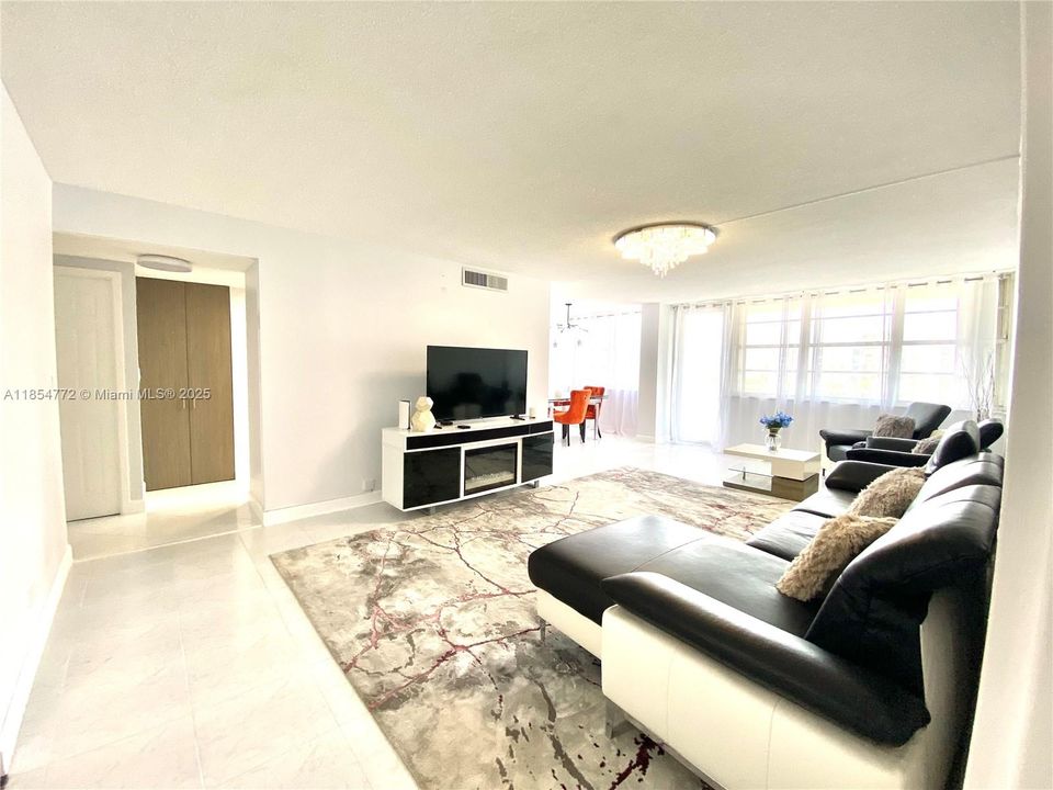 For Sale: $439,000 (1 beds, 1 baths, 943 Square Feet)