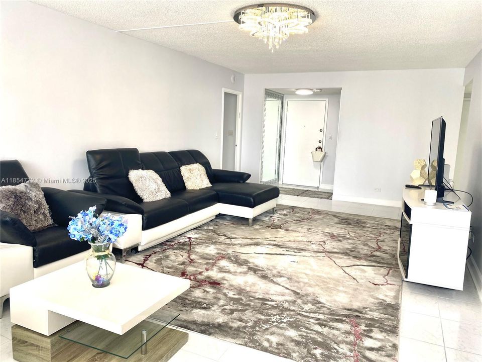 For Sale: $439,000 (1 beds, 1 baths, 943 Square Feet)