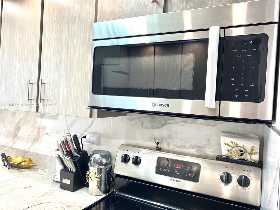 For Sale: $439,000 (1 beds, 1 baths, 943 Square Feet)