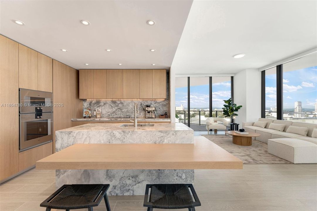 合同活跃: $3,875,000 (3 贝兹, 3 浴室, 2178 平方英尺)