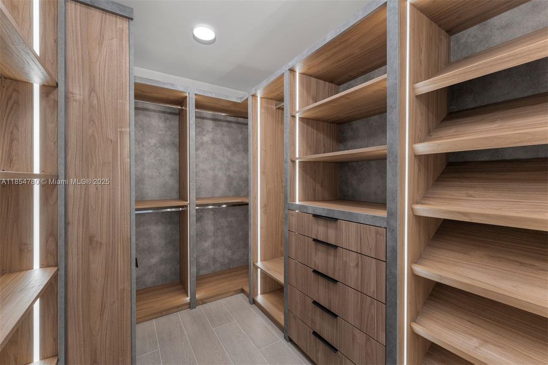 合同活跃: $3,875,000 (3 贝兹, 3 浴室, 2178 平方英尺)