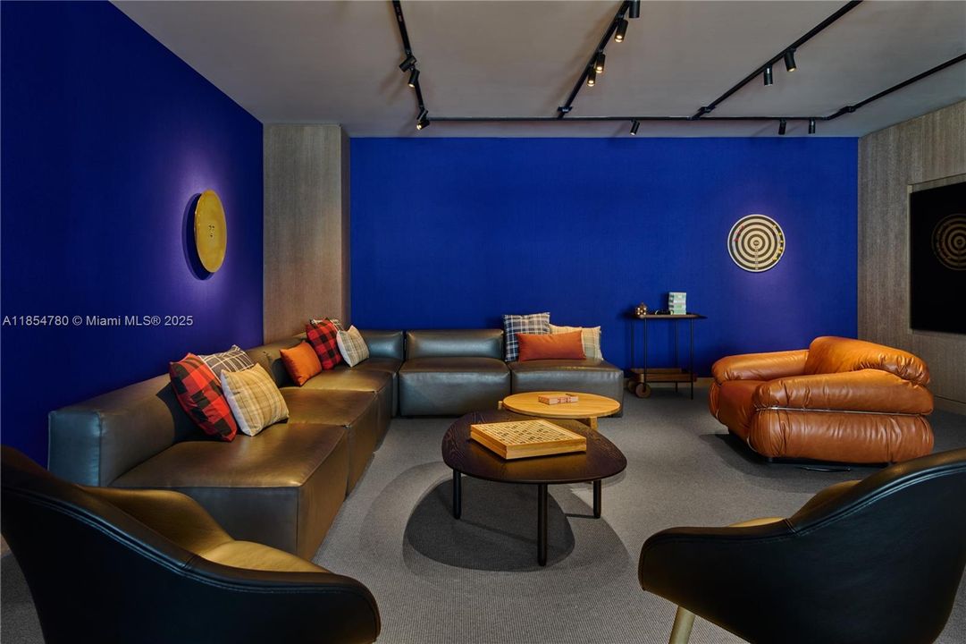 合同活跃: $3,875,000 (3 贝兹, 3 浴室, 2178 平方英尺)