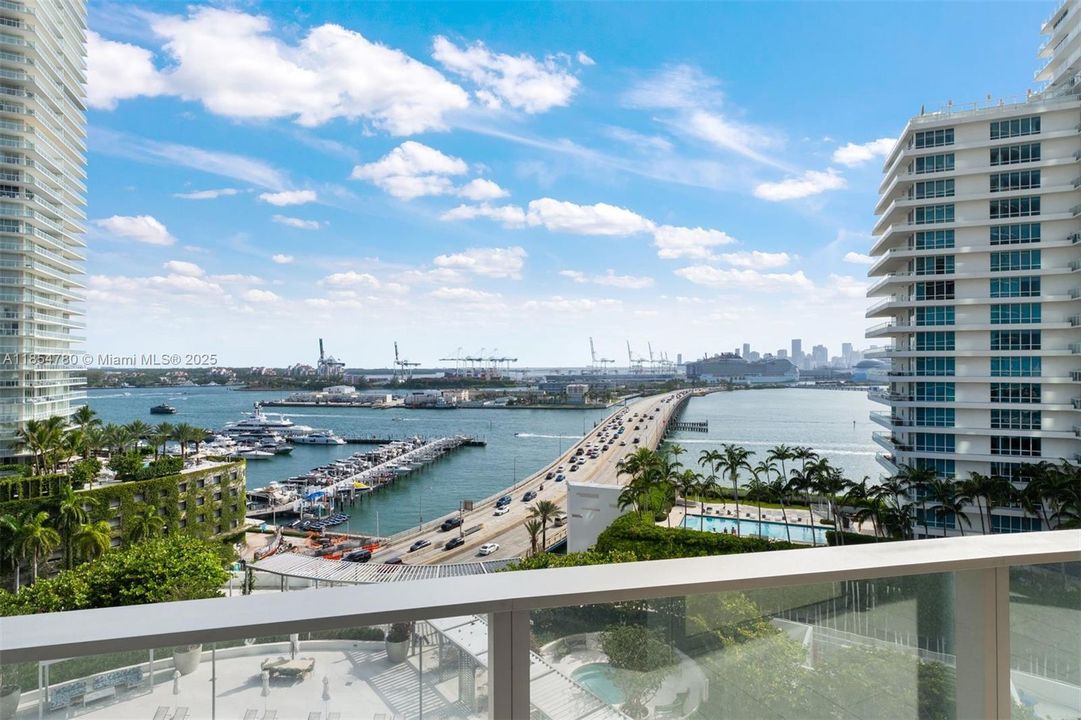 合同活跃: $3,875,000 (3 贝兹, 3 浴室, 2178 平方英尺)