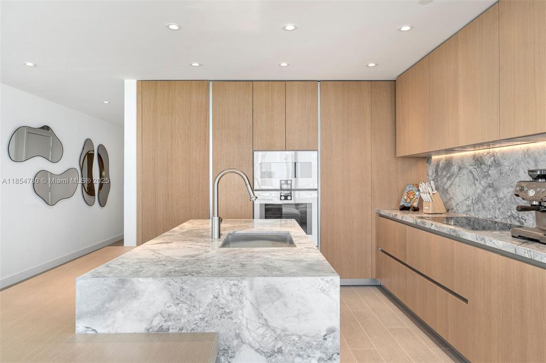 合同活跃: $3,875,000 (3 贝兹, 3 浴室, 2178 平方英尺)