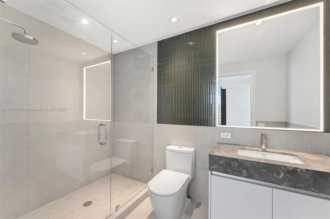 合同活跃: $3,875,000 (3 贝兹, 3 浴室, 2178 平方英尺)