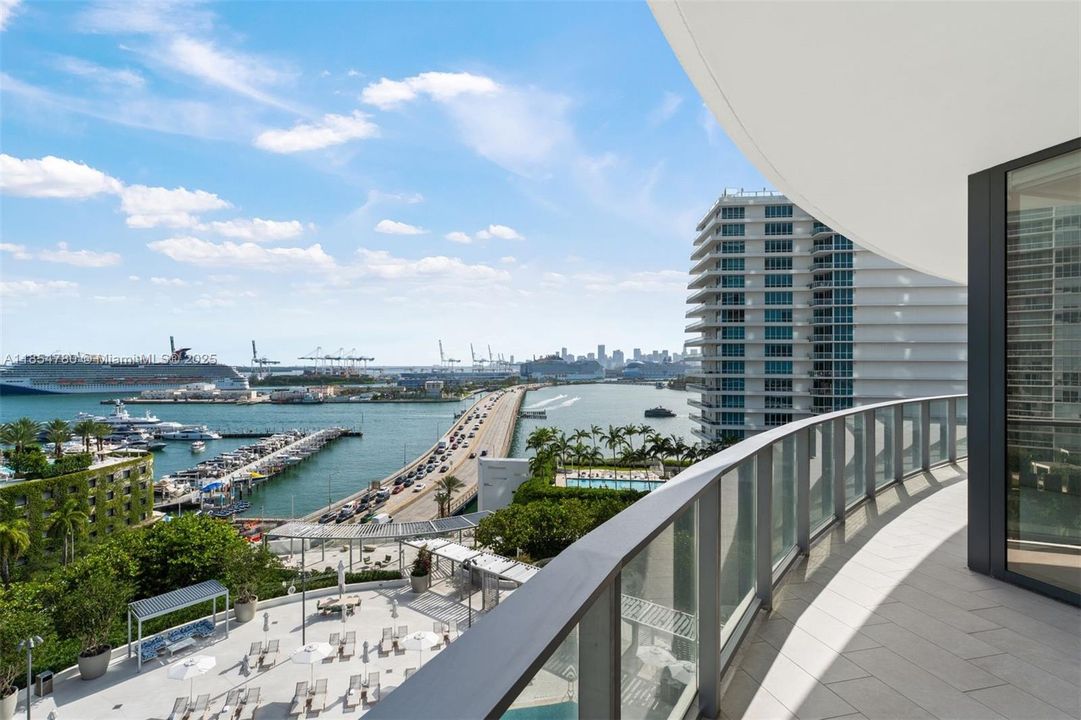 合同活跃: $3,875,000 (3 贝兹, 3 浴室, 2178 平方英尺)