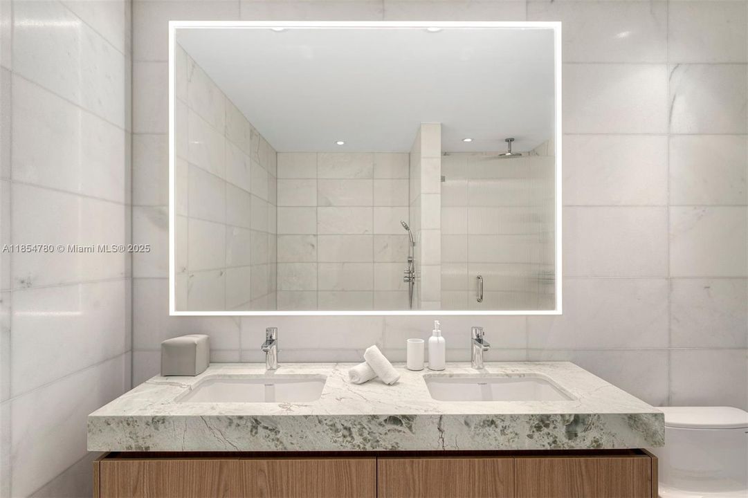 合同活跃: $3,875,000 (3 贝兹, 3 浴室, 2178 平方英尺)