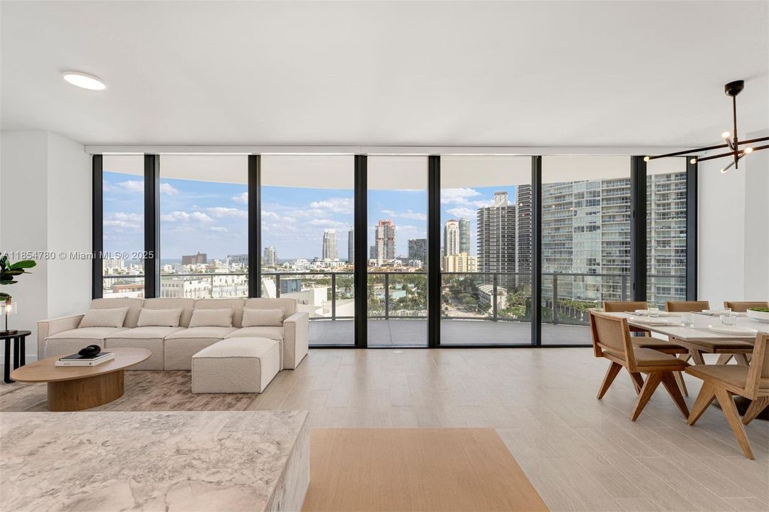 合同活跃: $3,875,000 (3 贝兹, 3 浴室, 2178 平方英尺)