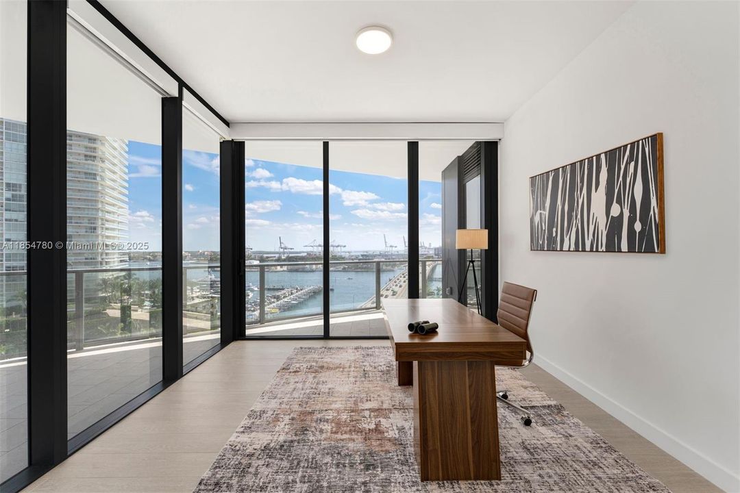 合同活跃: $3,875,000 (3 贝兹, 3 浴室, 2178 平方英尺)