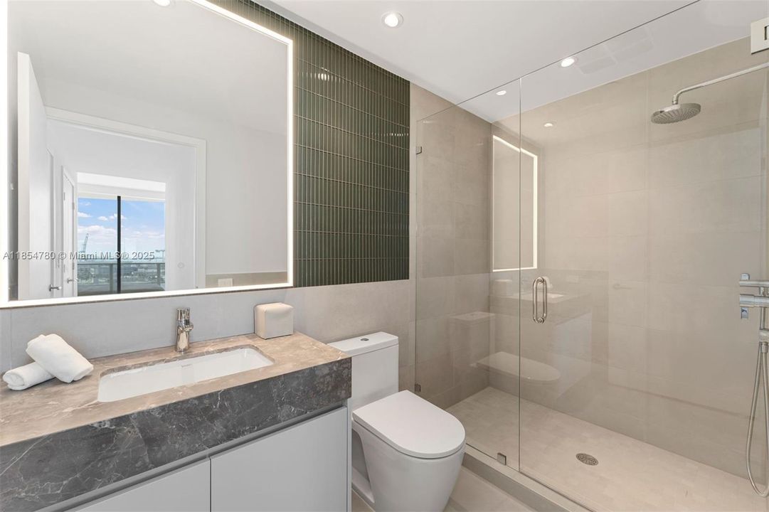 合同活跃: $3,875,000 (3 贝兹, 3 浴室, 2178 平方英尺)