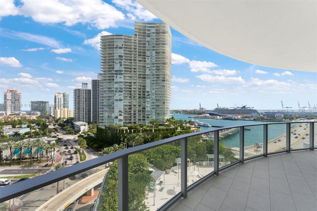 合同活跃: $3,875,000 (3 贝兹, 3 浴室, 2178 平方英尺)