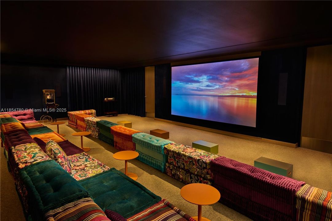 合同活跃: $3,875,000 (3 贝兹, 3 浴室, 2178 平方英尺)