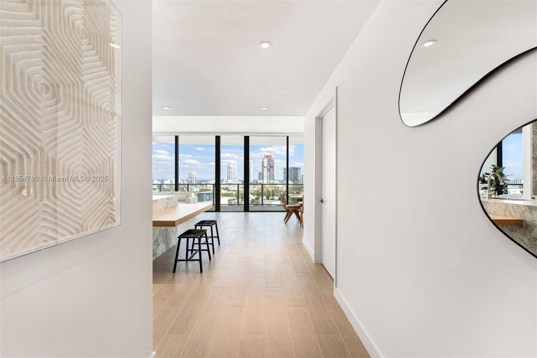 合同活跃: $3,875,000 (3 贝兹, 3 浴室, 2178 平方英尺)