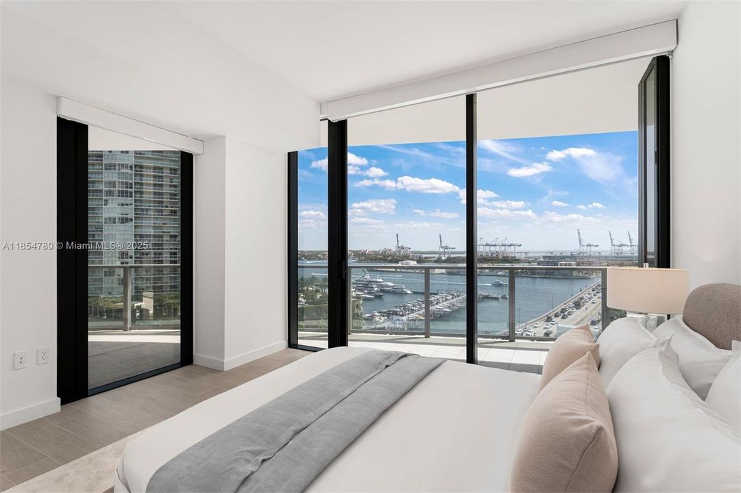 合同活跃: $3,875,000 (3 贝兹, 3 浴室, 2178 平方英尺)