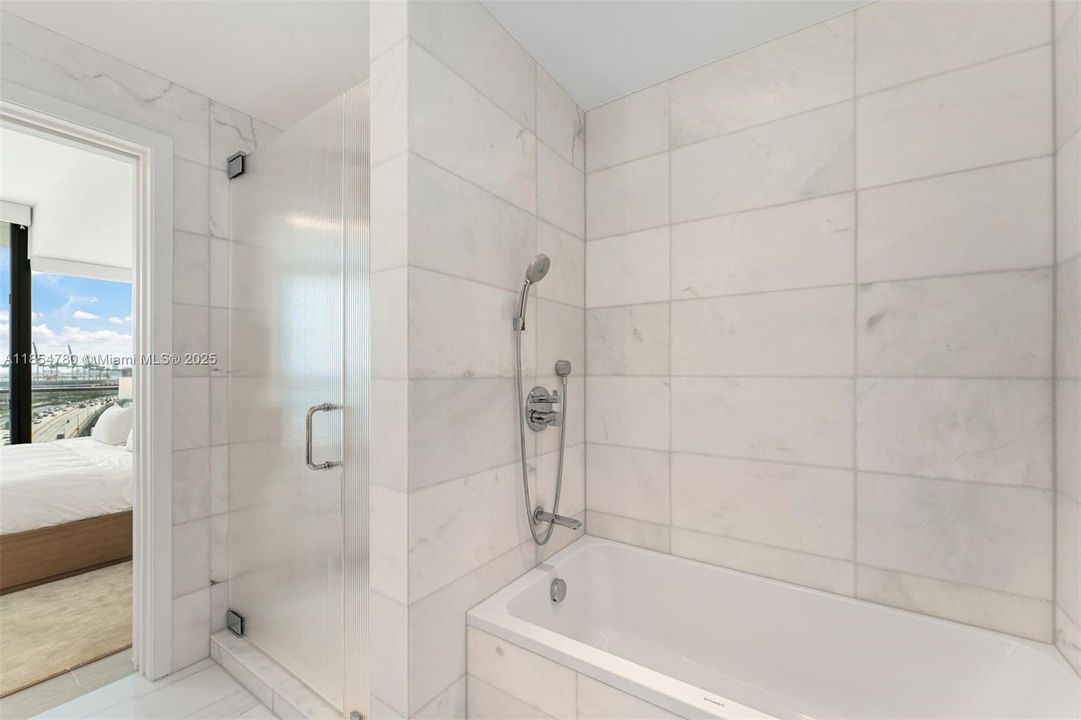 合同活跃: $3,875,000 (3 贝兹, 3 浴室, 2178 平方英尺)