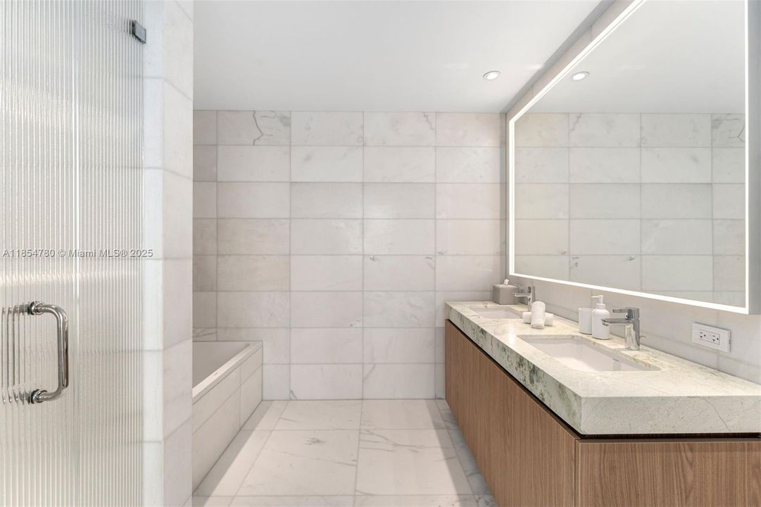 合同活跃: $3,875,000 (3 贝兹, 3 浴室, 2178 平方英尺)